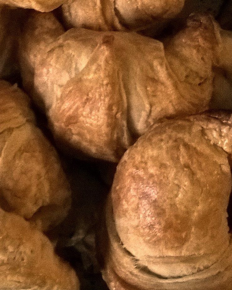 Croissant dorado y brillante.