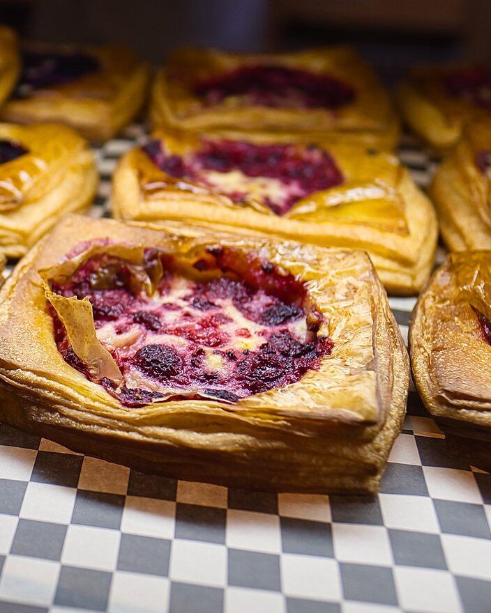 Bollo de hojaldre relleno de crema y frutos rojos.