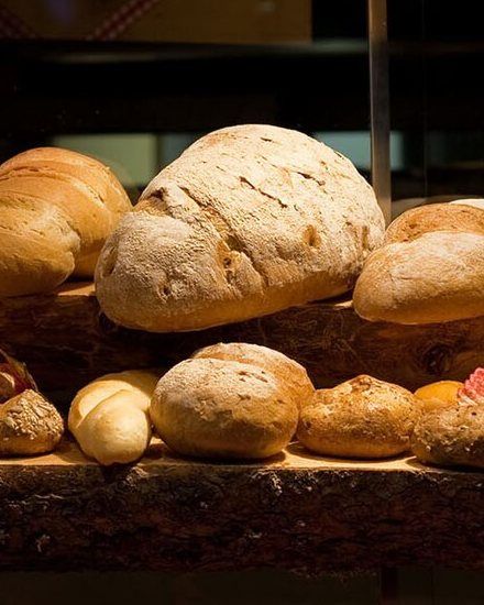 Pan de masa madre cortado en rebanadas, de miga abierta.